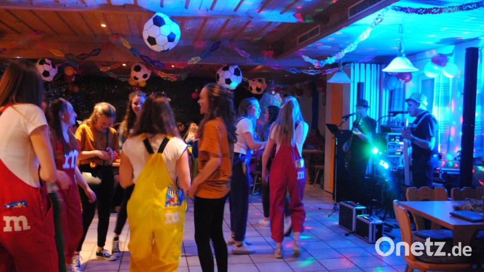 Mit vielen Gästen feierte die DJK Neustadt einen rauschenden Sportlerball. Bild: gag