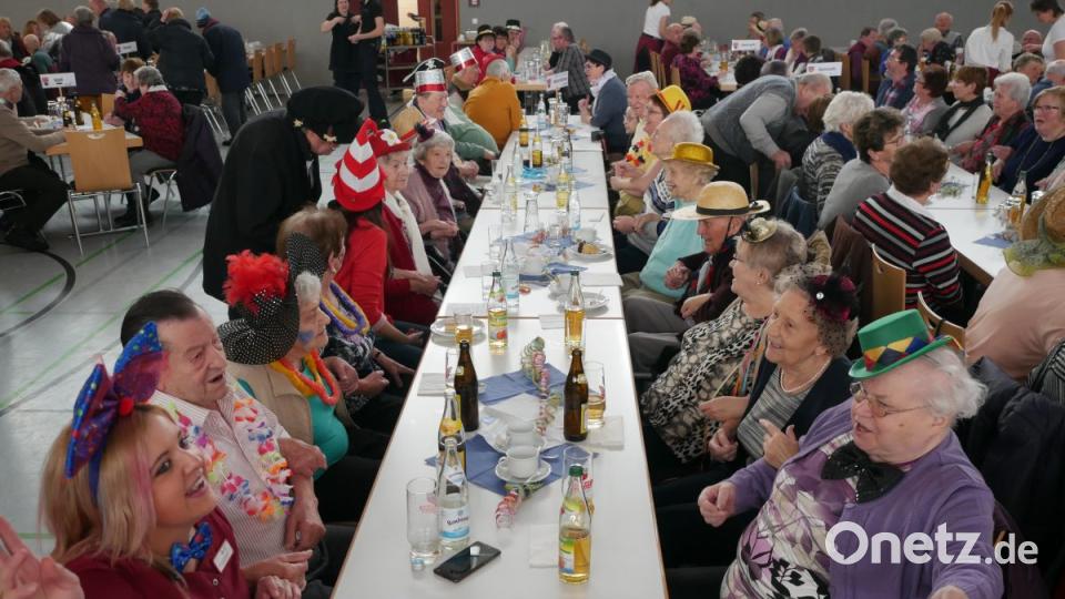 Viel Spaß hatten die Teilnehmer des 41. Seniorenfaschings des Landkreises Tirschenreuth. Bild: tr