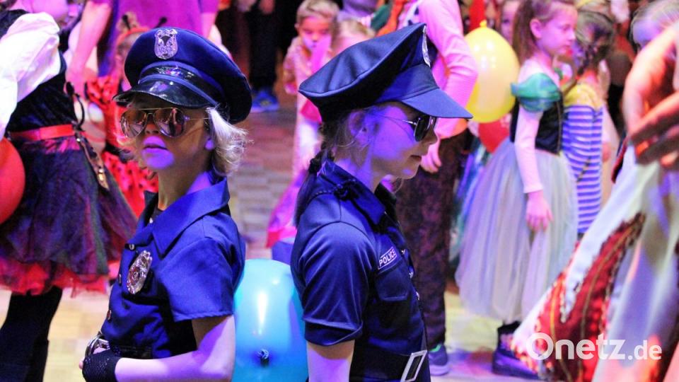Der Luftballon-Tanz: Polizistinnen decken sich den Rücken. Bild: dwi