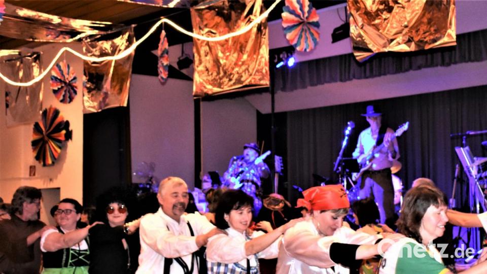Eine Polonaise durch das Jugendheim darf beim Kolpingsball natürlich nicht fehlen. Bild: rgr