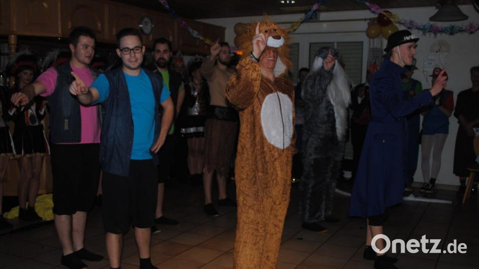 Mit vielen Gästen feierte die DJK Neustadt einen rauschenden Sportlerball. Bild: gag