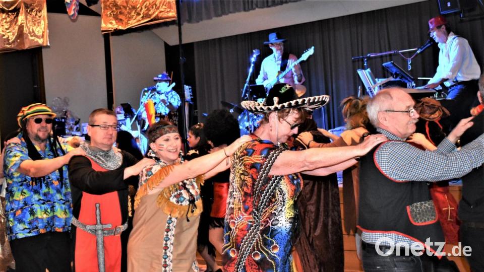Eine Polonaise durch das Jugendheim darf beim Kolpingsball natürlich nicht fehlen. Bild: rgr