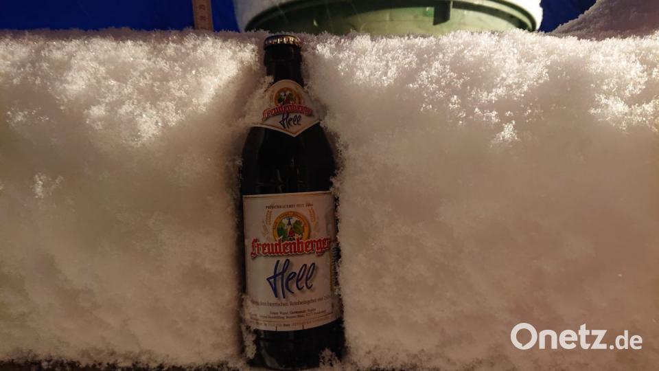 Könnte eine neue Maßeinheit für Neuschnee werden: eine Bierflasche. Bild: Benedikt Heisig