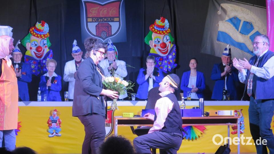Das ist kein Scherz: Eine Ebnather &quot;Scherztablette&quot; auf Brautschau: Rainer Seeharsch macht Pamela Becher einen Heiratsantrag. Bild: jzk
