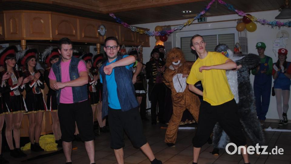 Mit vielen Gästen feierte die DJK Neustadt einen rauschenden Sportlerball. Bild: gag