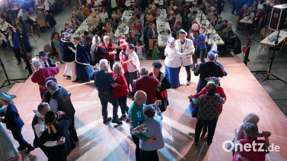 Viel Spaß hatten die Teilnehmer des 41. Seniorenfaschings des Landkreises Tirschenreuth. Bild: tr