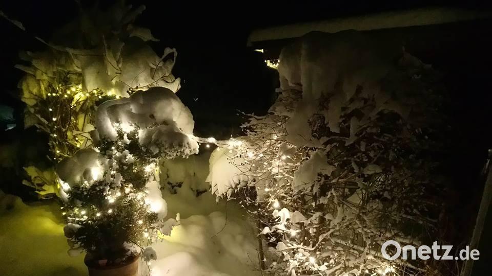 Ein wunderschöner Winterabend in Hahnbach - und die Beleuchtung wirkt erst jetzt so richtig. Bild: Ulrike Roßmann