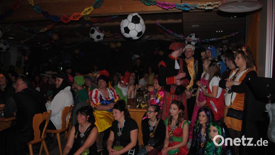 Mit vielen Gästen feierte die DJK Neustadt einen rauschenden Sportlerball. Bild: gag