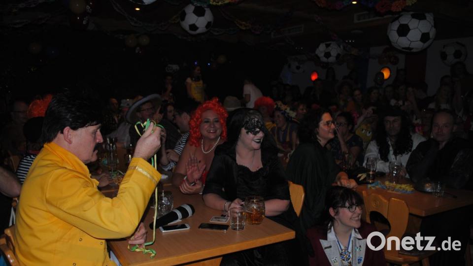 Mit vielen Gästen feierte die DJK Neustadt einen rauschenden Sportlerball. Bild: gag