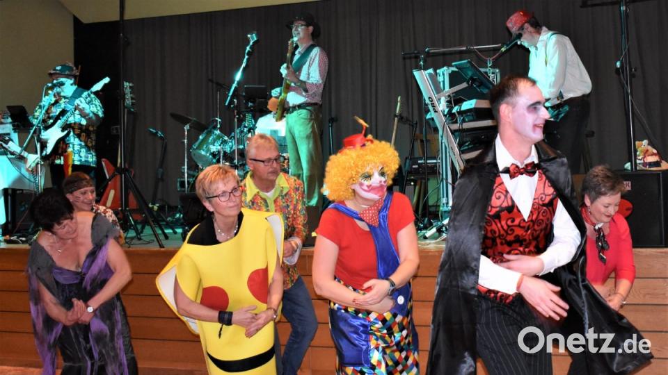 Die Tanzfläche gehört am Samstag den Narren. Bild: rgr