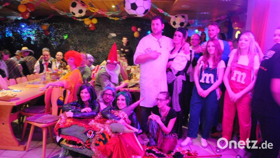 Mit vielen Gästen feierte die DJK Neustadt einen rauschenden Sportlerball. Bild: gag