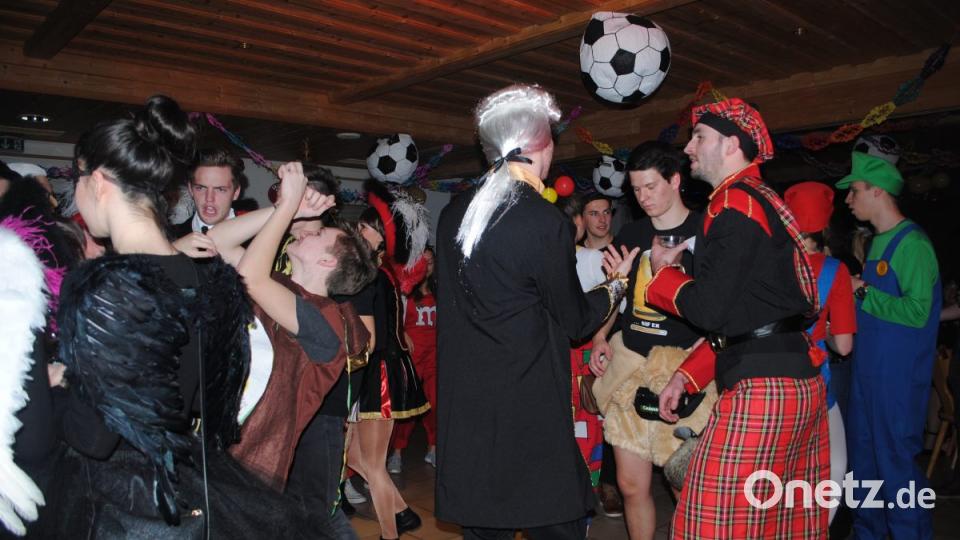 Mit vielen Gästen feierte die DJK Neustadt einen rauschenden Sportlerball. Bild: gag