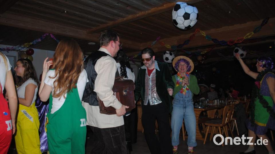Mit vielen Gästen feierte die DJK Neustadt einen rauschenden Sportlerball. Bild: gag