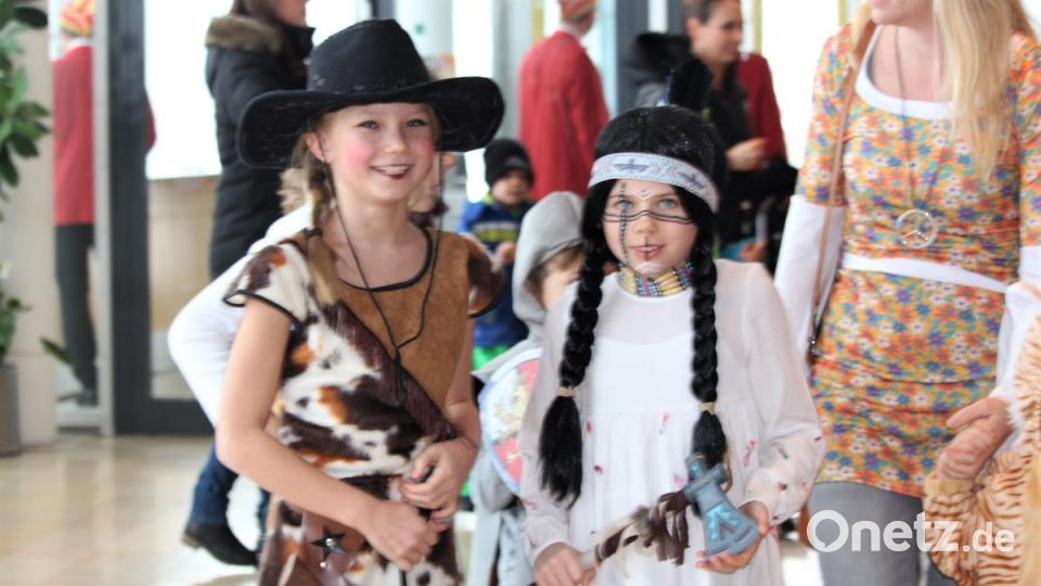 Das Kriegsbeil scheint begraben: Cowgirl und Squaw sind befreundet. Bild: dwi