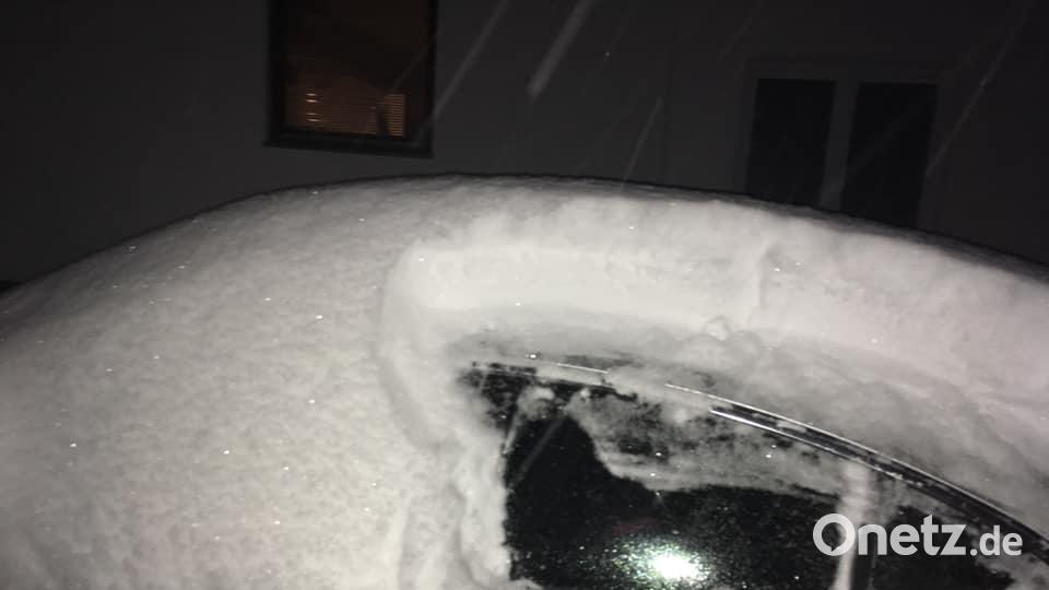 Der Anfang ist gemacht: Eine Seitenscheibe des Autos ist schon mal frei von Schnee. Bild: Franziska Baldauf
