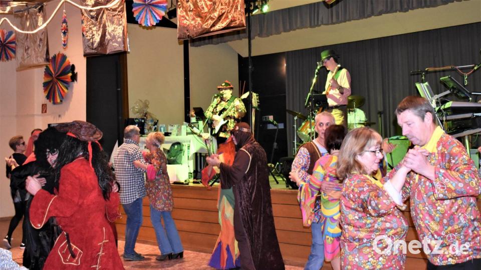 Die Tanzfläche gehört am Samstag den Narren. Bild: rgr