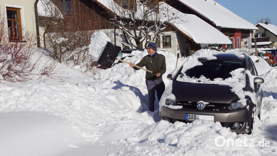 Eiskalte Wegfahrsperre in Schönsee: Bevor das Auto gestartet werden kann, müssen erst die Schneemassen ringsum abgeräumt werden. Der Wintereinbruch beschert einiges an zusätzlicher Arbeit. Bild: mmj