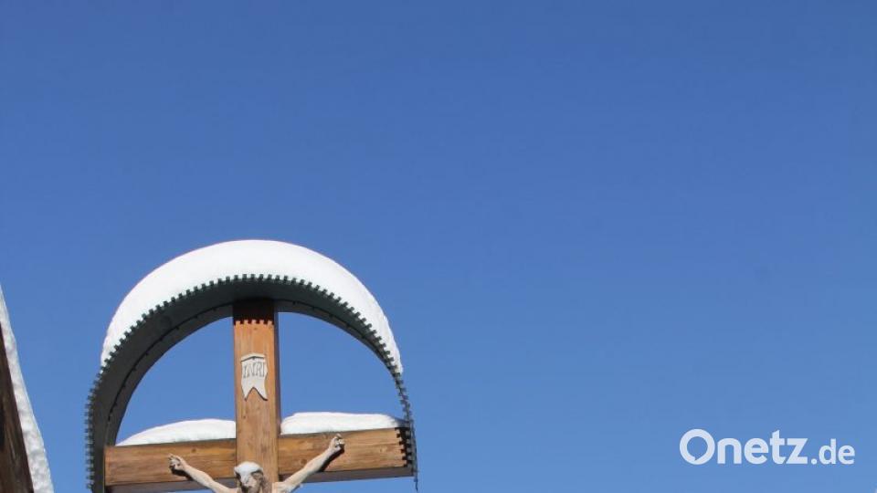 Die Flockenpracht hat auch vor dem Dorfkreuz in Kühried nicht haltgemacht: Der Gekreuzigte trägt eine weiße Haube, und die Gottesmutter darunter sogar eine Schneekapuze. Bild: frd