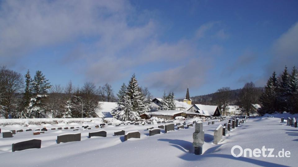 Keine Chance für die Grabpflege: Auf dem Friedhof in Stadlern sind die Grabsteine fast völlig unter der weißen Pracht verschwunden. Bild: mmj