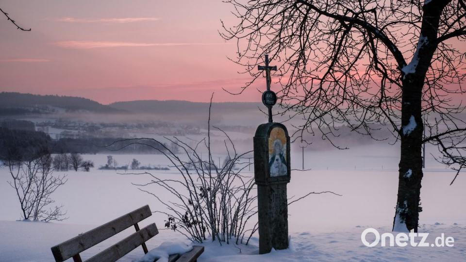 Eisiger Rastplatz bei Minus 10 Grad am Marien-Marterl bei Gutenfürst. Noch kämpft die Sonne mit den Nebelschwaden an Fuße des Wildstein. Ob das Morgenrot bereits den Wetterumschwung ankündigt? Bild: tkr
