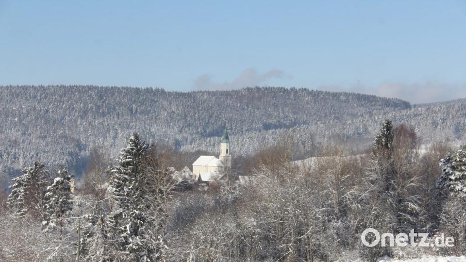 Inmitten eines Winterwunderlandes liegt momentan die Bartholomäuskirche in Wildeppenried. Bild: frd