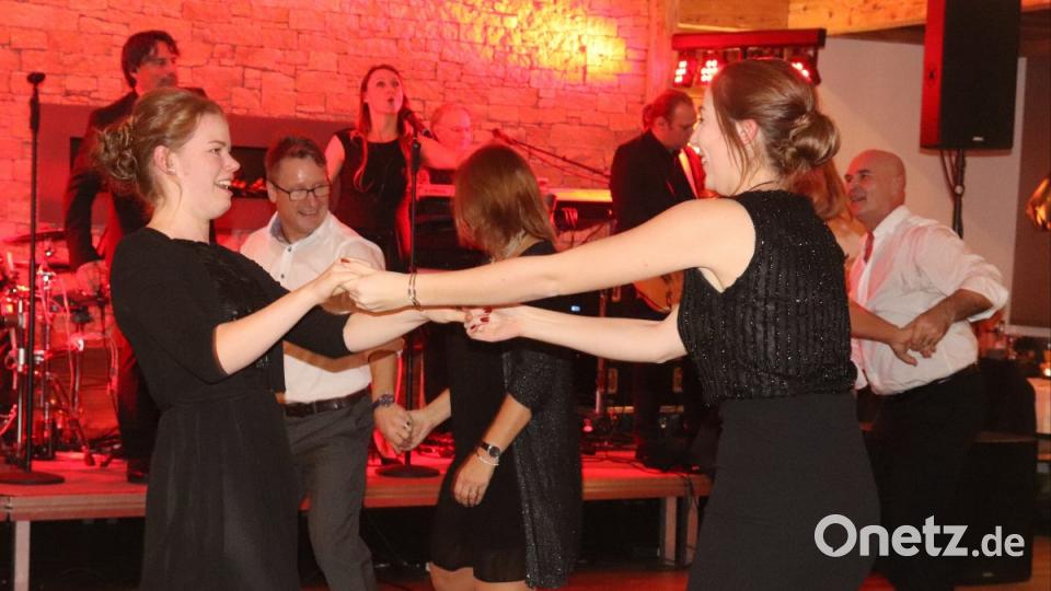 Rock 'n' Roll - ein Spezialgebiet der Band Remix. Aber auch der Gäste beim Gastronomenball. Bild: mfh