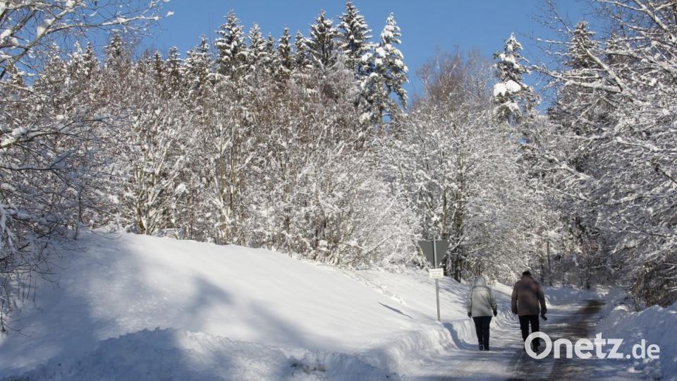Dick eingepackt geht es durch die verschneite Landschaft. Viele Spaziergänger genießen es, in frostigklarer Luft durch den Winter zu stapfen. Bild: frd