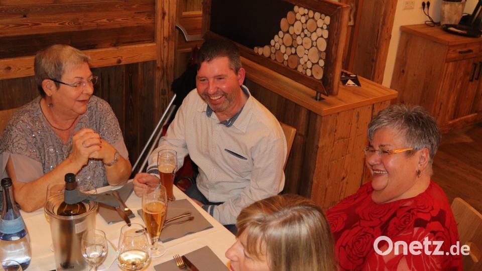 .Je später der Abend, desto lustiger die Gespräche am Tisch. Bild: mfh