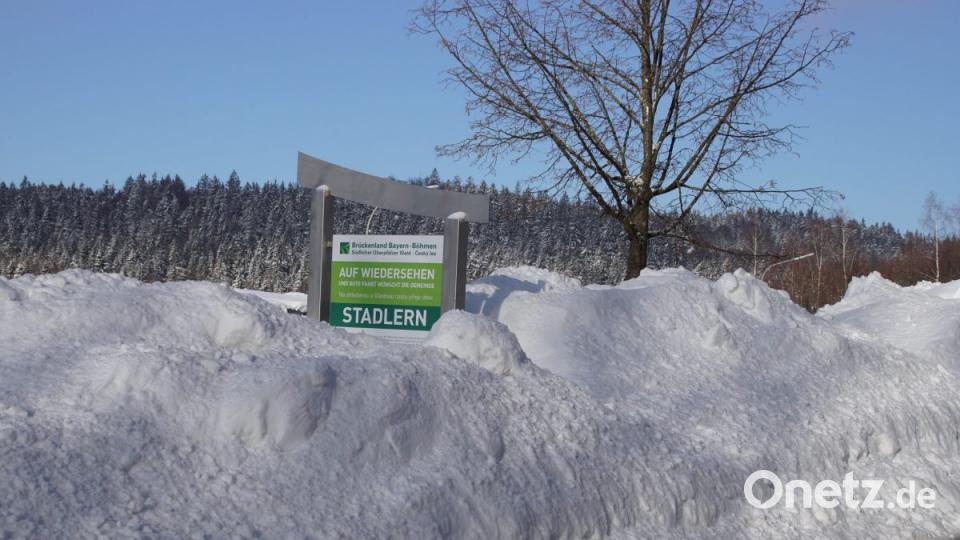Hoch türmt sich der Schnee an den Straßenrändern am Ortsausgang von Stadlern auf. Bild: mmj