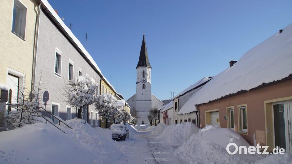 Wie regelrechte Barrieren wirken die Schneehaufen in der Kirchstraße in Schönsee. Teilweise türmen sich diese bis zu den Fenstern auf. Bild: mmj