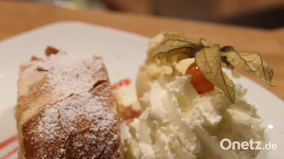 Apfelstrudel in Sternequalität mit Vanillesoße und Vanille-Eis. Bild: mfh