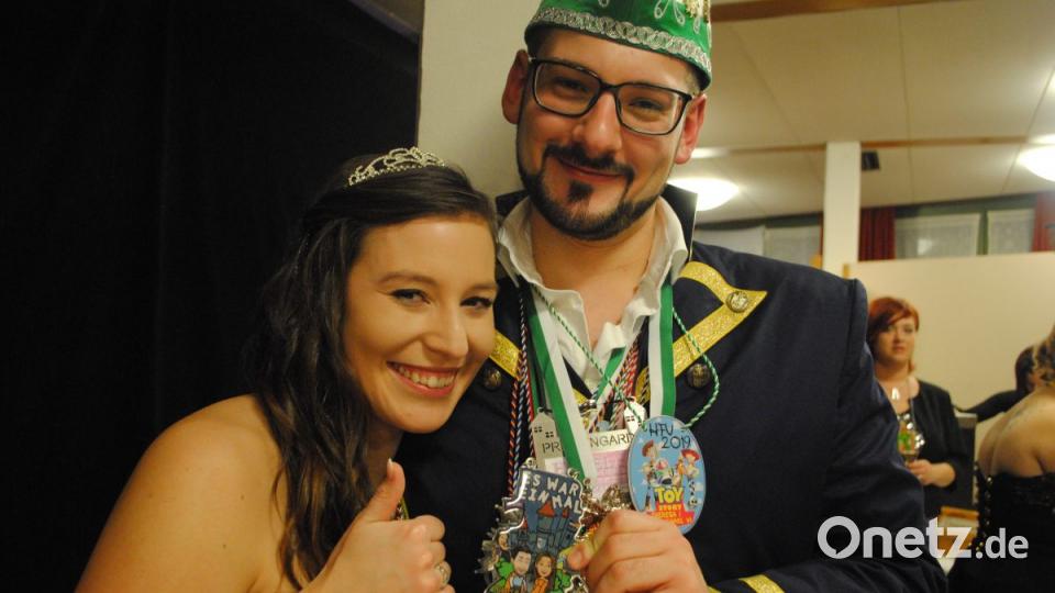 Ein buntes, rauschendes Fest feierten die Nordoberpfälzer Prinzenpaare in der Mehrzweckhalle in Floß Bild: gag