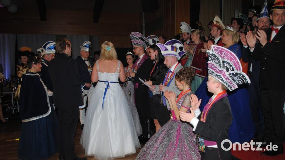 Ein buntes, rauschendes Fest feierten die Nordoberpfälzer Prinzenpaare in der Mehrzweckhalle in Floß Bild: gag