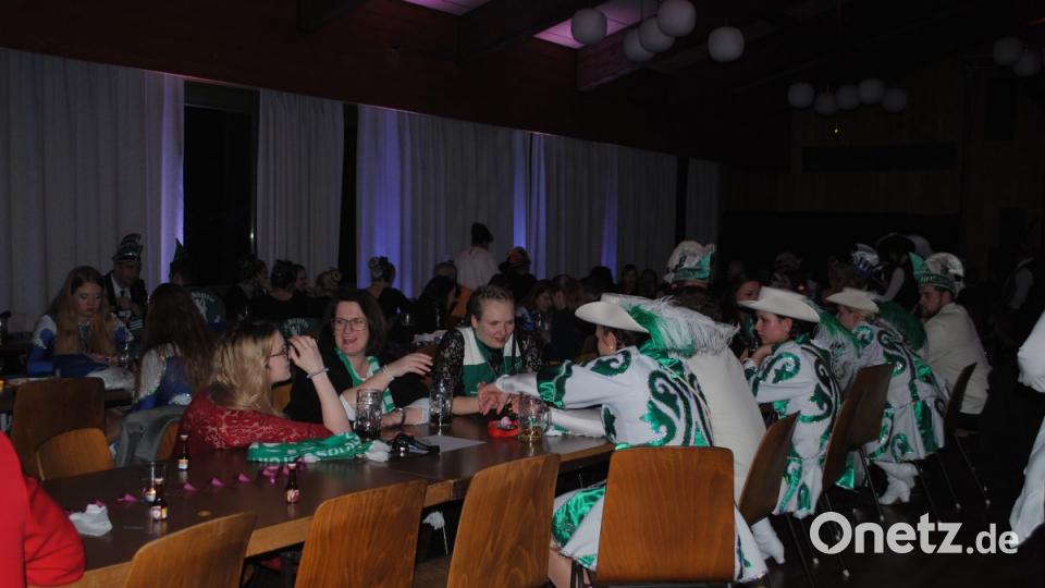 Ein buntes, rauschendes Fest feierten die Nordoberpfälzer Prinzenpaare in der Mehrzweckhalle in Floß Bild: gag