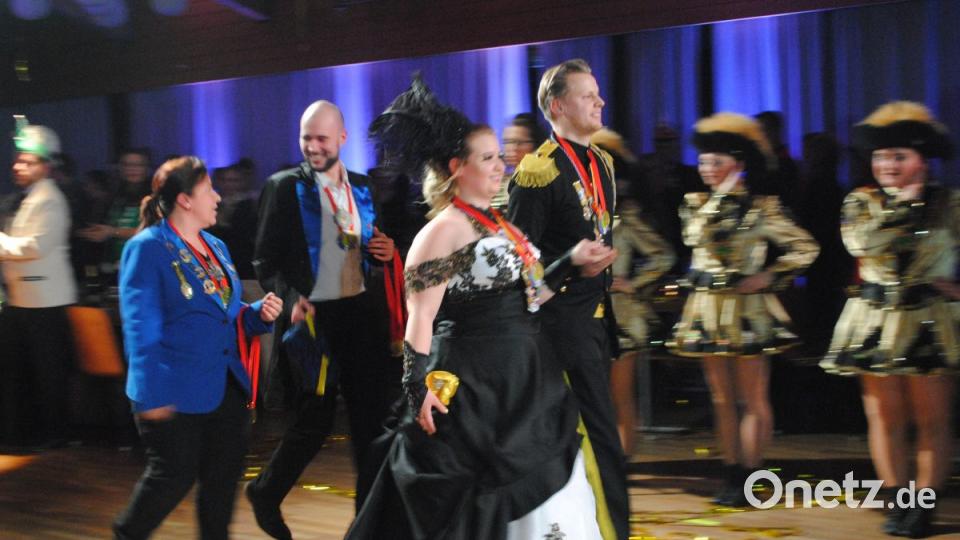 Ein buntes, rauschendes Fest feierten die Nordoberpfälzer Prinzenpaare in der Mehrzweckhalle in Floß Bild: gag