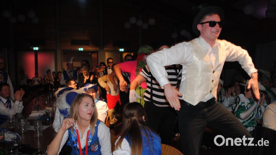 Ein buntes, rauschendes Fest feierten die Nordoberpfälzer Prinzenpaare in der Mehrzweckhalle in Floß Bild: gag