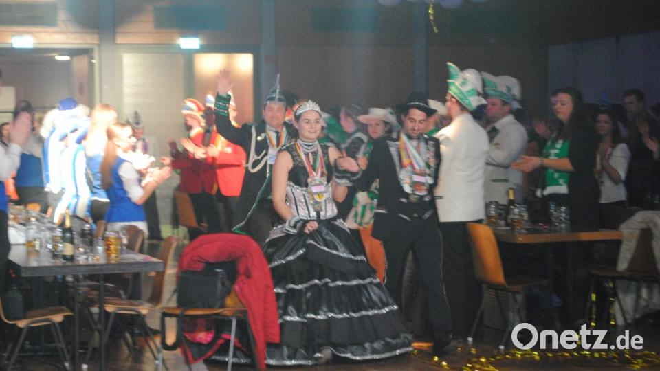 Ein buntes, rauschendes Fest feierten die Nordoberpfälzer Prinzenpaare in der Mehrzweckhalle in Floß Bild: gag
