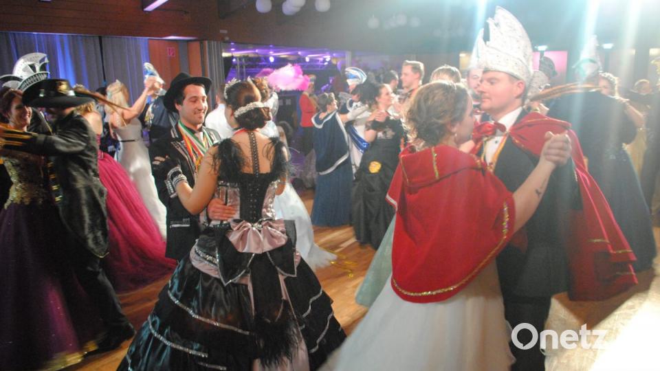 Ein buntes, rauschendes Fest feierten die Nordoberpfälzer Prinzenpaare in der Mehrzweckhalle in Floß Bild: gag