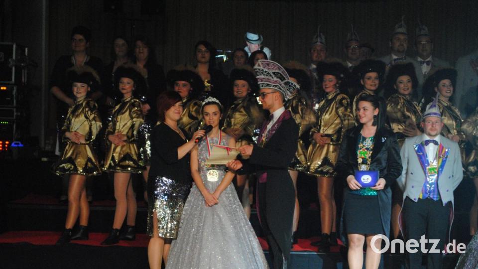 Ein buntes, rauschendes Fest feierten die Nordoberpfälzer Prinzenpaare in der Mehrzweckhalle in Floß Bild: gag