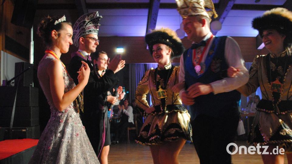 Ein buntes, rauschendes Fest feierten die Nordoberpfälzer Prinzenpaare in der Mehrzweckhalle in Floß Bild: gag