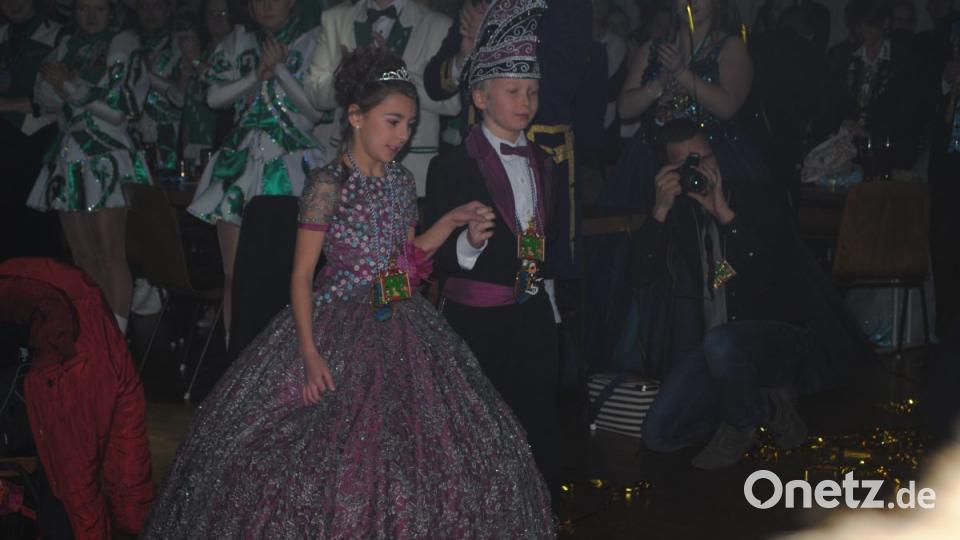 Ein buntes, rauschendes Fest feierten die Nordoberpfälzer Prinzenpaare in der Mehrzweckhalle in Floß Bild: gag