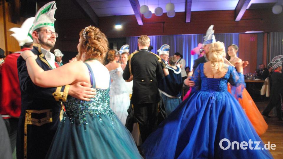 Ein buntes, rauschendes Fest feierten die Nordoberpfälzer Prinzenpaare in der Mehrzweckhalle in Floß Bild: gag