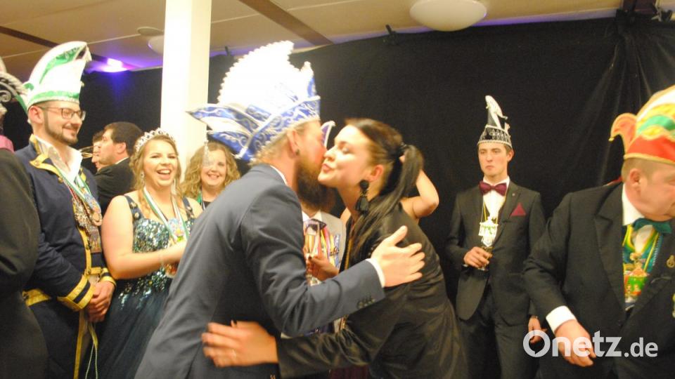 Ein buntes, rauschendes Fest feierten die Nordoberpfälzer Prinzenpaare in der Mehrzweckhalle in Floß Bild: gag