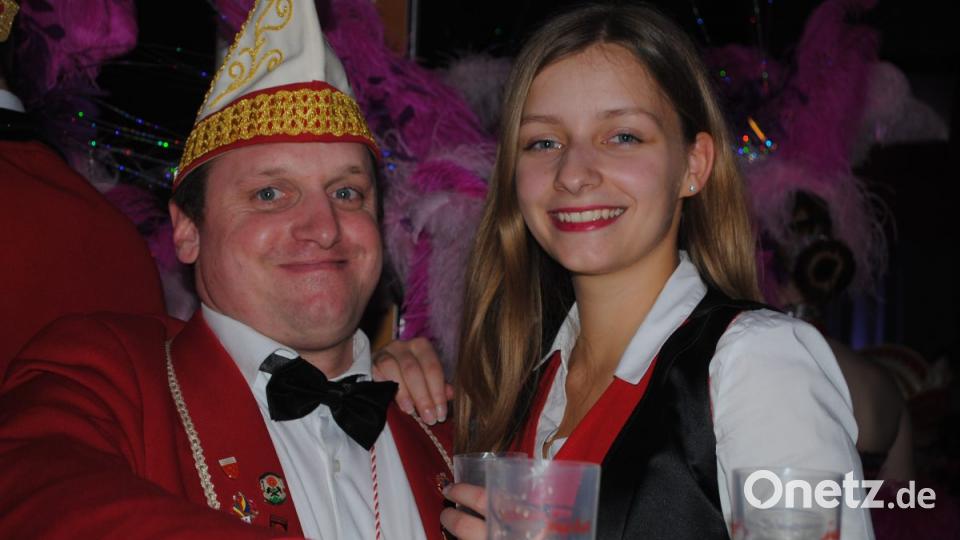 Ein buntes, rauschendes Fest feierten die Nordoberpfälzer Prinzenpaare in der Mehrzweckhalle in Floß Bild: gag
