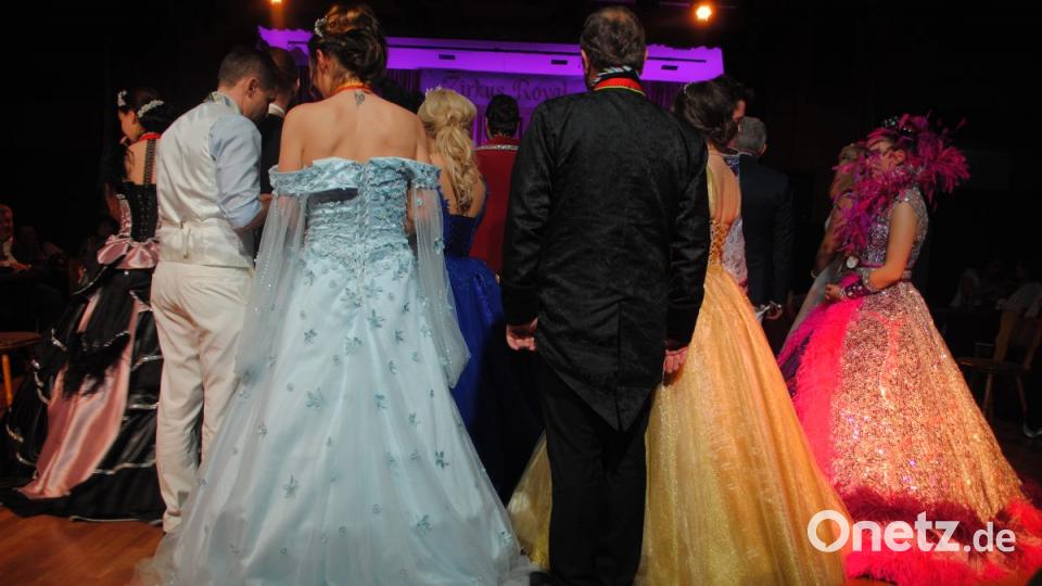 Ein buntes, rauschendes Fest feierten die Nordoberpfälzer Prinzenpaare in der Mehrzweckhalle in Floß Bild: gag