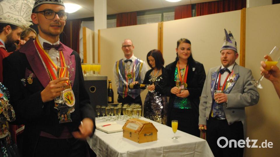 Ein buntes, rauschendes Fest feierten die Nordoberpfälzer Prinzenpaare in der Mehrzweckhalle in Floß Bild: gag