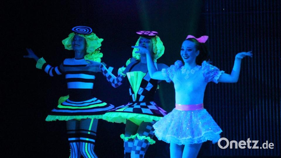 Kostüme und Lichteffekte sorgen für optische Täuschungen bei Alice im Wunderland im ACC. Bild: Dagmar Williamson
