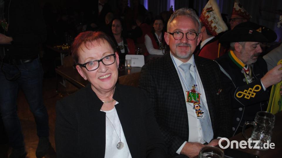 Ein buntes, rauschendes Fest feierten die Nordoberpfälzer Prinzenpaare in der Mehrzweckhalle in Floß Bild: gag