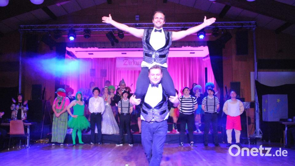 Ein buntes, rauschendes Fest feierten die Nordoberpfälzer Prinzenpaare in der Mehrzweckhalle in Floß Bild: gag