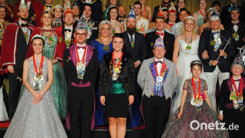 Ein buntes, rauschendes Fest feierten die Nordoberpfälzer Prinzenpaare in der Mehrzweckhalle in Floß Bild: gag
